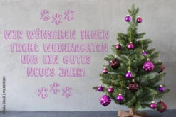Fotografia Christmas Tree, Cement Wall, Frohes Neues Jahr Means New Year