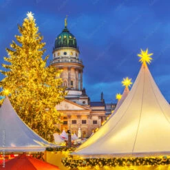Fotografia Christmas Market And French Church In Berlin, Germany