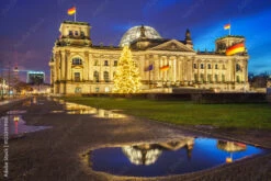 Fotografia Reichstag Christmas Tree At Night, Berlin, Germany