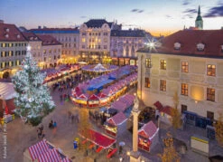 Fotografia BRATISLAVA, SLOVAKIA - NOVEMBER 28, 2016: Christmas Market On The Main Square In Evening Dusk