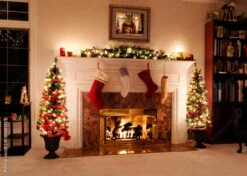 Fotografia Living Room Decked Out For The Christmas Holidays With Trees, Stockings And A Wa