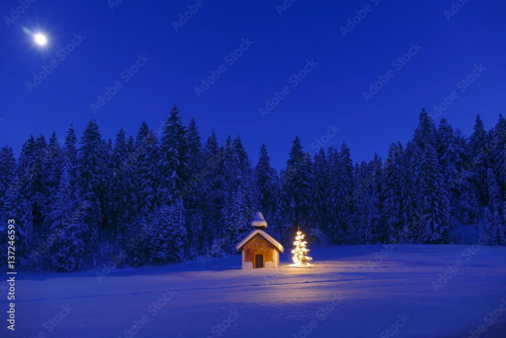 Fotografia Illuminated Christmas Tree In Front Of A Chapel In Winter, Bavaria, Upper Bavari 3 Fotografia Illuminated Christmas Tree In Front Of A Chapel In Winter, Bavaria, Upper Bavari