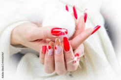 Fotografia Red Nails Decorated For Your Fantastic Christmas