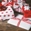Fotografia Red And White Christmas Presents On Wooden Table -Clementoni Outlet 1000 F 181254518 Fg3DLEHQKkYtMAnTkR4rqPjFQH6V5jTB