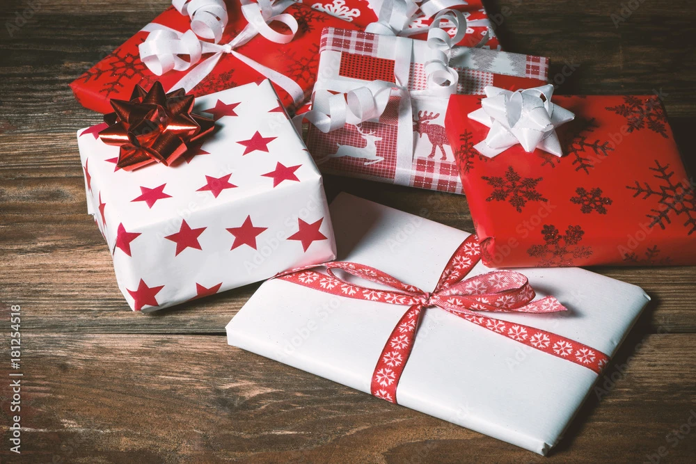 Fotografia Red And White Christmas Presents On Wooden Table 3 Fotografia Red And White Christmas Presents On Wooden Table