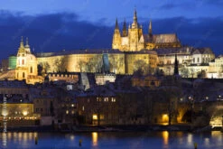 Fotografia Christmas Night Snowy Prague Lesser Town With Charles Bridge And Prague Castle,
