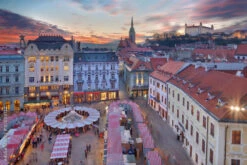 Fotografia Bratislava - Christmas Market On The Main Square In Evening Dusk.