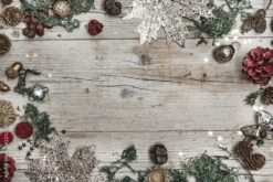 Fotografia Festive Christmas Composition On A Wooden Background