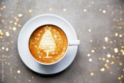 Fotografia Tasty Cappuccino With Christmas Tree Latte Art With Some Blurred Lights