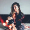 Fotografia Young Woman With Christmas Lights Sitting On Bed 1 Fotografia Young Woman With Christmas Lights Sitting On Bed -Clementoni Outlet 1000 F 239051634 o0UuK9AZr4U3dTAMp7J3ambibCclTDV8
