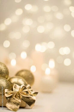Fotografia Box With Golden Christmas Ball On Golden Star Bokeh Background