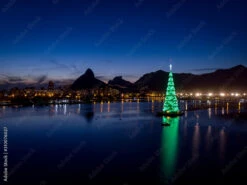 Fotografia Lights Of The Floating Christmas Tree In The Middle Of The City Lake Of Rio De J