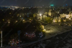Fotografia Hungary - Budapest - Vajdahunyad Castle At Night With Christmas Lights From Dron