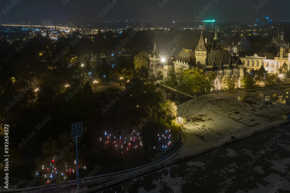 Fotografia Hungary - Budapest - Vajdahunyad Castle At Night With Christmas Lights From Dron 3 Fotografia Hungary - Budapest - Vajdahunyad Castle At Night With Christmas Lights From Dron