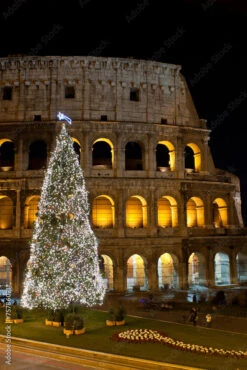 Fotografia Coliseum And Christmas Tree In Rome, Italy